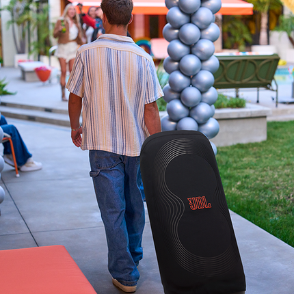 Boxa JBL PartyBox 720 în husa JBL PartyCover 720, într-un cadru de petrecere