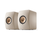 KEF LS50 Wireless II, finisaj Sand Shell, vedere din față și lateral