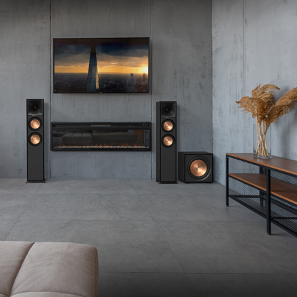 Klipsch R-101SW fara grila, langa un semineu electric si boxele Klipsch