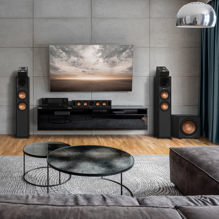 Klipsch R-101SW fara grila, langa boxele de podea si televizorul dintr-un living modern