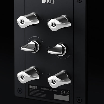 KEF Reference 5 Meta, finisaj High Gloss Black / Copper, vedere din spate și lateral