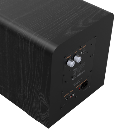 Panoul din spate al subwooferului Klipsch RP-1000SW văzut din unghi, cu gradațiile filtrului vizibile pe buton