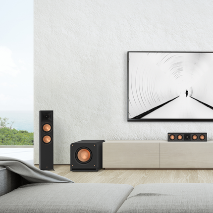 Klipsch RP-1200SW într-un living luminos, alături de boxe Klipsch