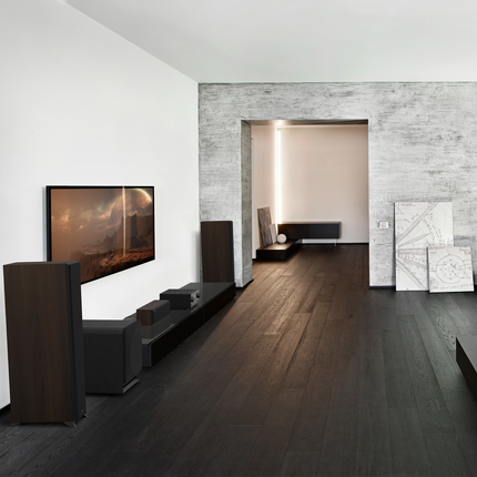 Klipsch RP-1200SW într-un interior modern, lângă televizor