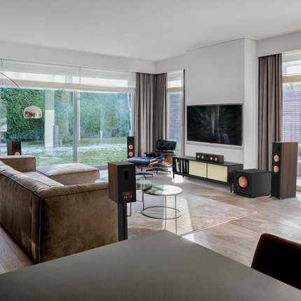 Klipsch RP-1200SW într-un living spațios, într-un sistem home cinema Klipsch
