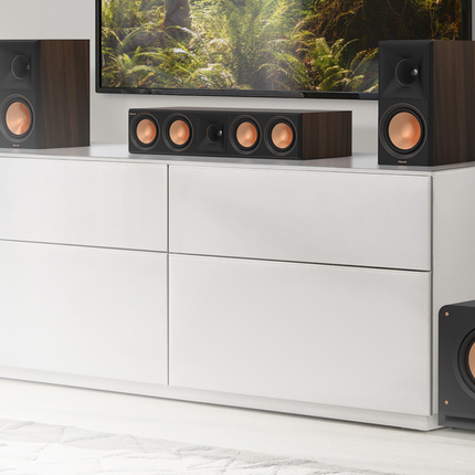 Klipsch RP-1200SW alături de boxe Reference Premiere, într-un sistem de home cinema