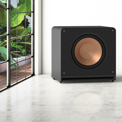 Subwoofer Klipsch Reference Premiere langa o fereastra mare