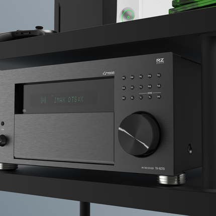 Onkyo TX-RZ70 pe un raft AV, sub o consola de jocuri