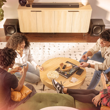 Doua subwoofere Klipsch Flexus SUB 100 asezate simetric intr-un apartament modern