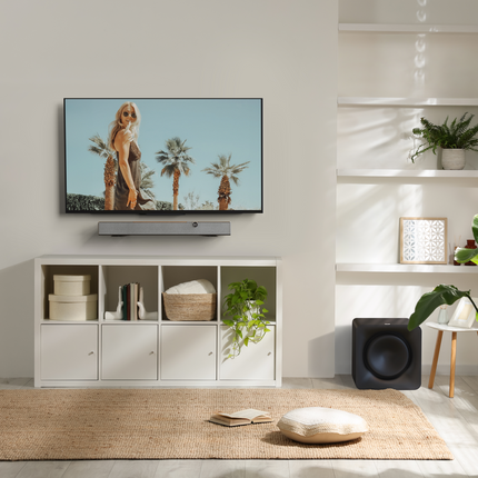 Klipsch Flexus SUB 100 intr-un apartament luminos, langa o bara Flexus Core 100