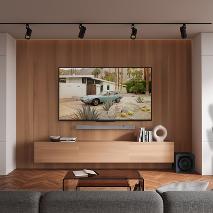 Klipsch Flexus SUB 100 intr-un living amplu, langa o bara Flexus Core 200