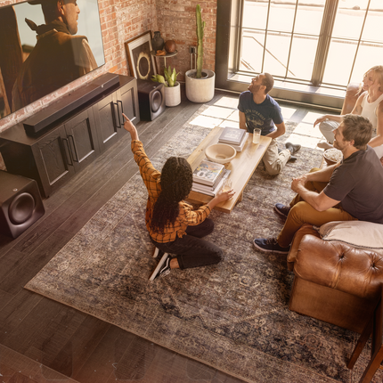 Doua unitati Klipsch Flexus SUB 200 asezate de o parte si de alta a unui living, cu un soundbar Flexus Core 300 sub televizor