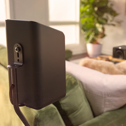 Boxa Klipsch Flexus SURR 200 montata pe stativ, vazuta din spate, cu un singur cablu de alimentare