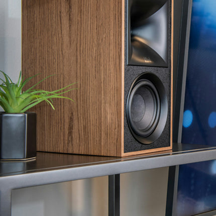 Boxa Klipsch The Fives in Nuc, fara grila, asezata pe o etajera metalica