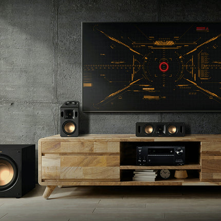 Onkyo TX-NR7100 intr-o comoda de living, alaturi de televizor, boxe si subwoofer