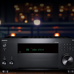 Receiver AV Onkyo TX-RZ50 negru, vedere frontala, cu afisajul aprins