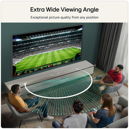 Living cu televizorul LG OLED evo AI W69LA montat pe perete, urmarit de patru persoane din pozitii diferite