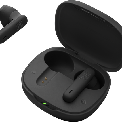 Căști JBL Wave Flex 2 (negru): carcasa de încărcare deschisă, cu o cască alături
