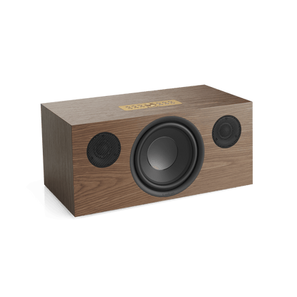Audio Pro C20 W în finisaj nuc, fără mască: woofer central de 6,5 inch și două tweetere laterale