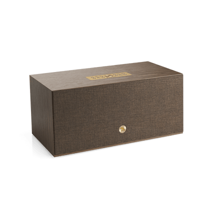 Audio Pro C20 W în finisaj nuc, din unghi, cu masca textilă