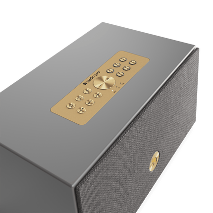 Capacul Audio Pro C5 MkII W gri, cu panoul de comandă auriu și cele șase presetări