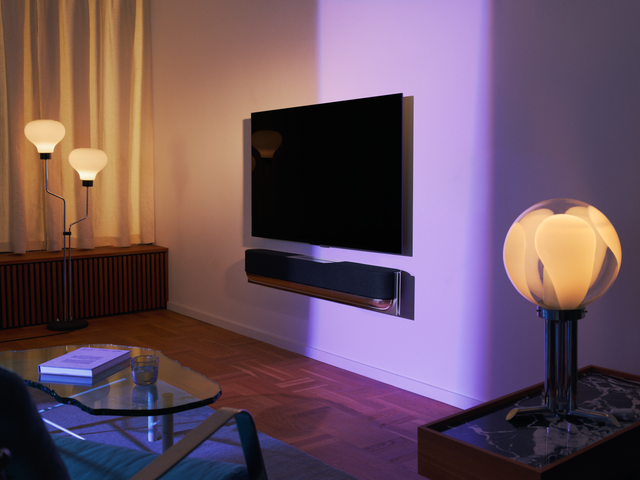 Beovision Theatre 55 inch Motorised Wall Mount — imagine de ambianță.