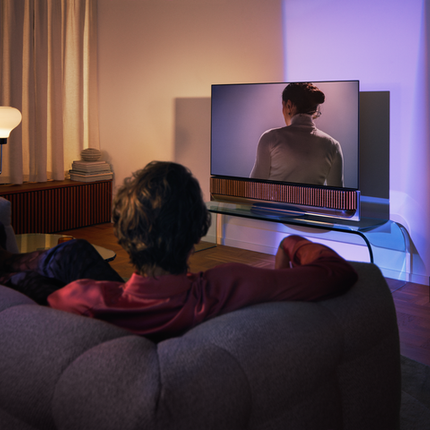 Televizor si soundbar Bang & Olufsen BeoSound Theatre 77inch Table stand