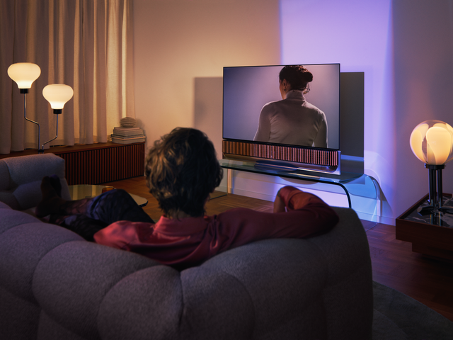 Beovision Theatre 65 inch Table Stand — imagine de ambianță.
