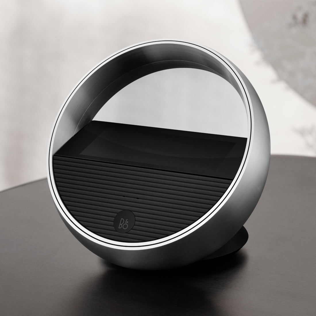 Beoremote Halo Table în finisaj Aluminium, pe fundal neutru.