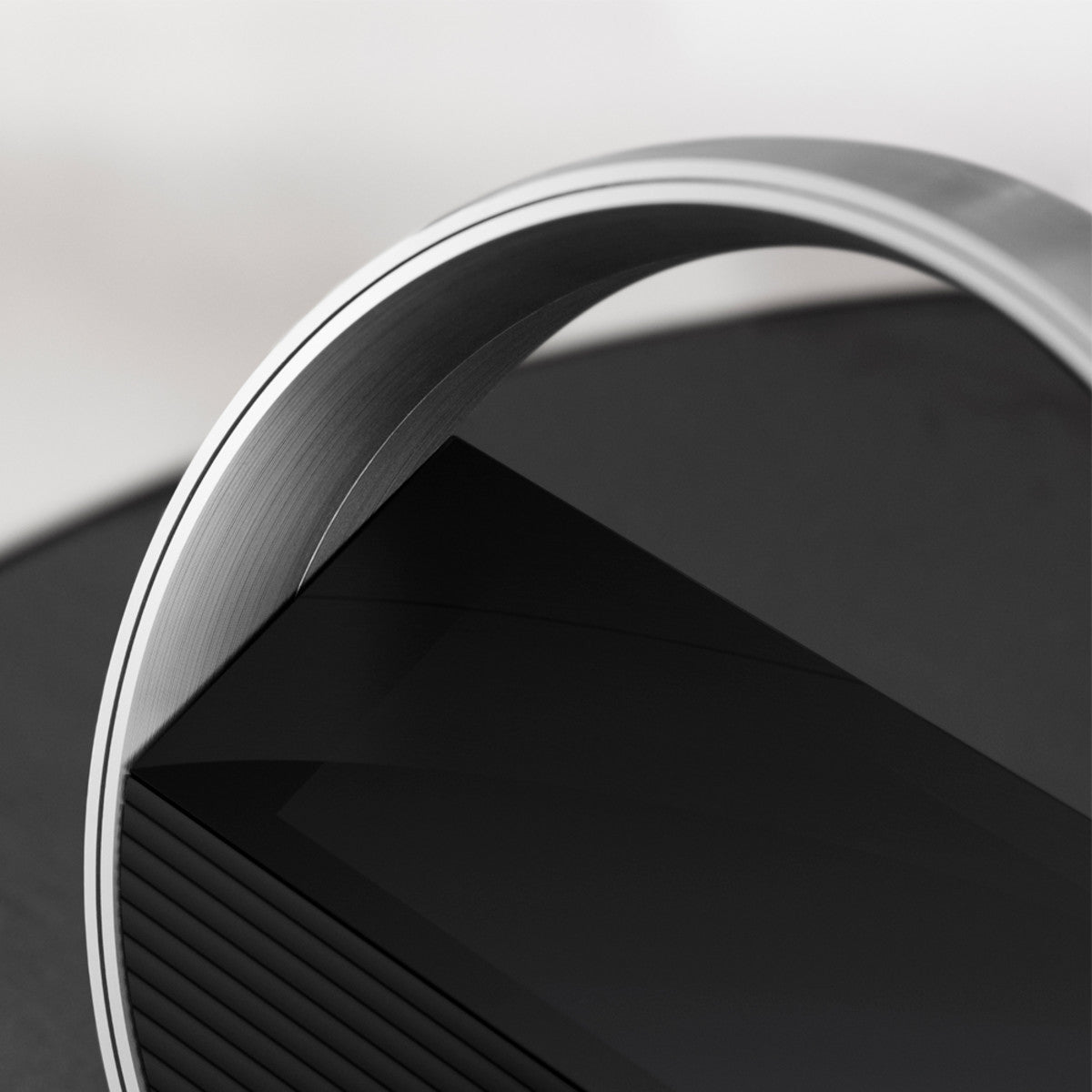 Beoremote Halo Table — imagine de ambianță.