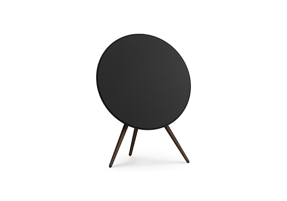 Beosound A9 într-un living luminos, lângă o fereastră mare.