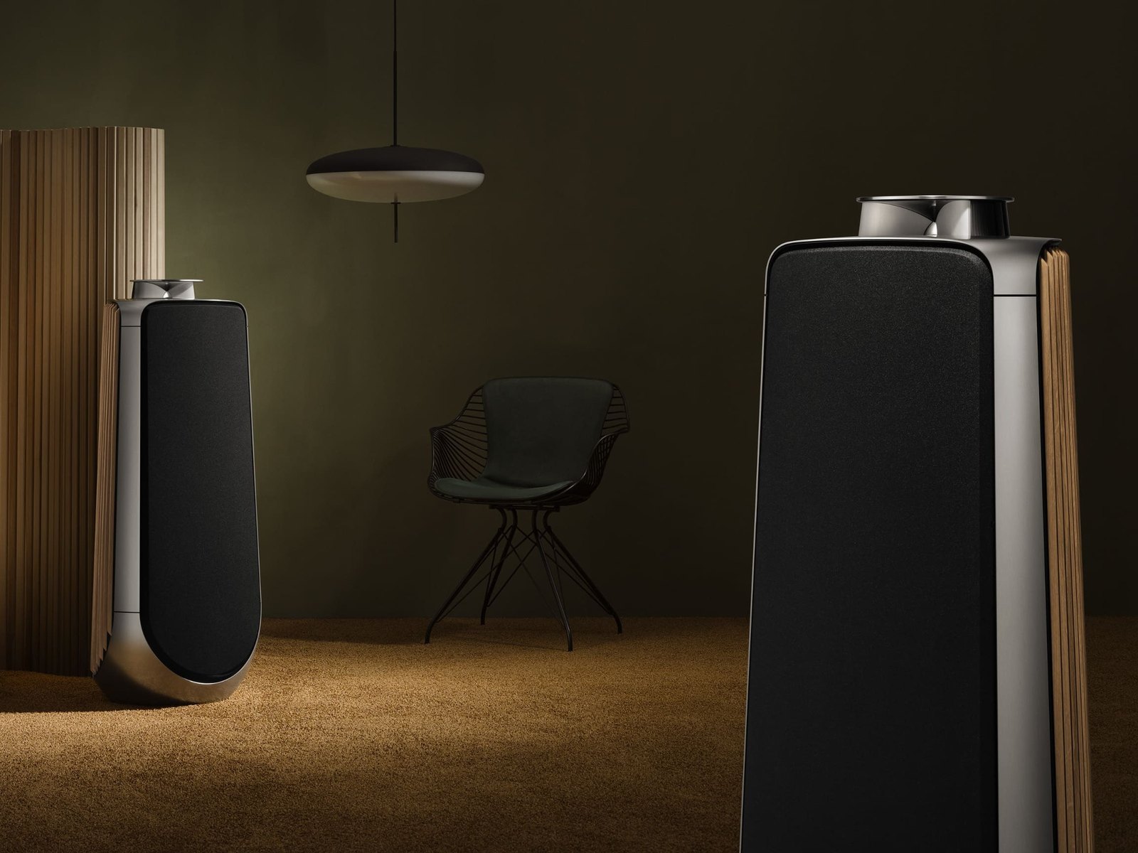 Pereche de boxe Beolab 50 într-un living cu lumină caldă.